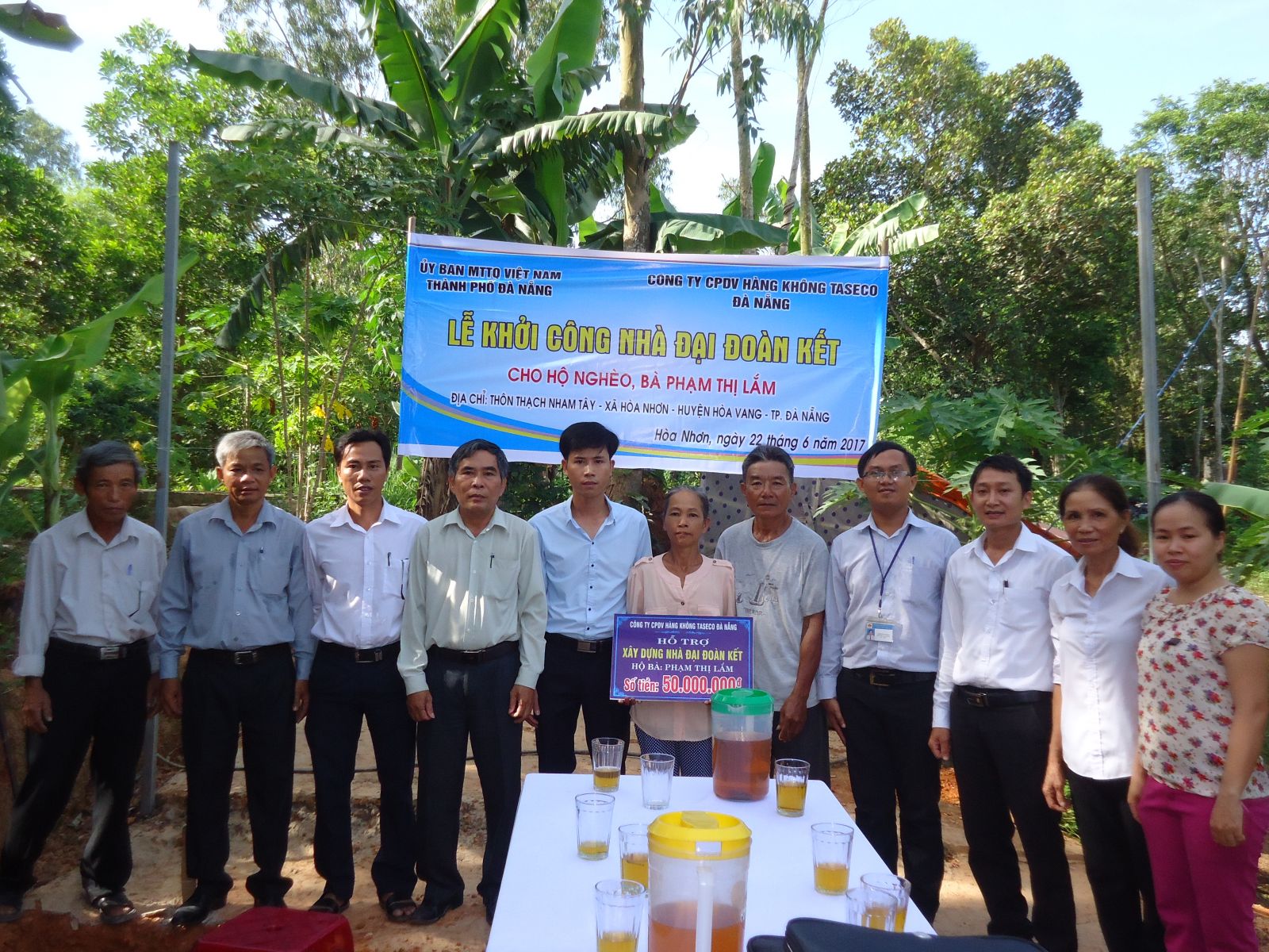 Representative of TASECO Da Nang gives support to poor households