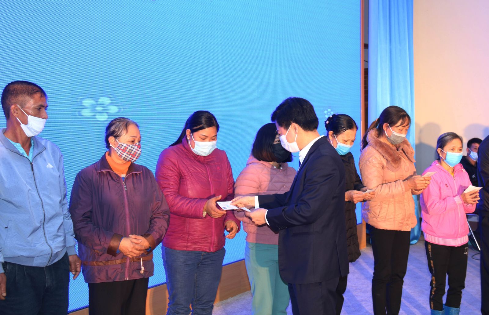 Taseco Group hopes to help people who cannot afford to buy health insurance cards so that they have the opportunity to enjoy medical benefits when they are unfortunately sick or have an accident.