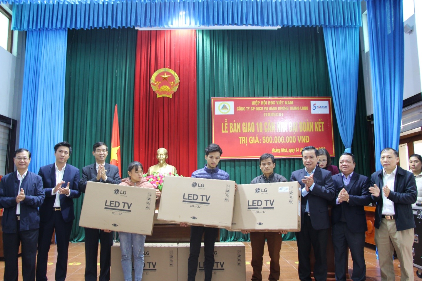 Mr. Do Viet Thanh (2nd from left) - Deputy General Director of Taseco Company, representing the Company at the Gift Giving Ceremony and Handover of 10 houses to families in difficult circumstances and families with revolutionary contributions in Quang Ninh province.