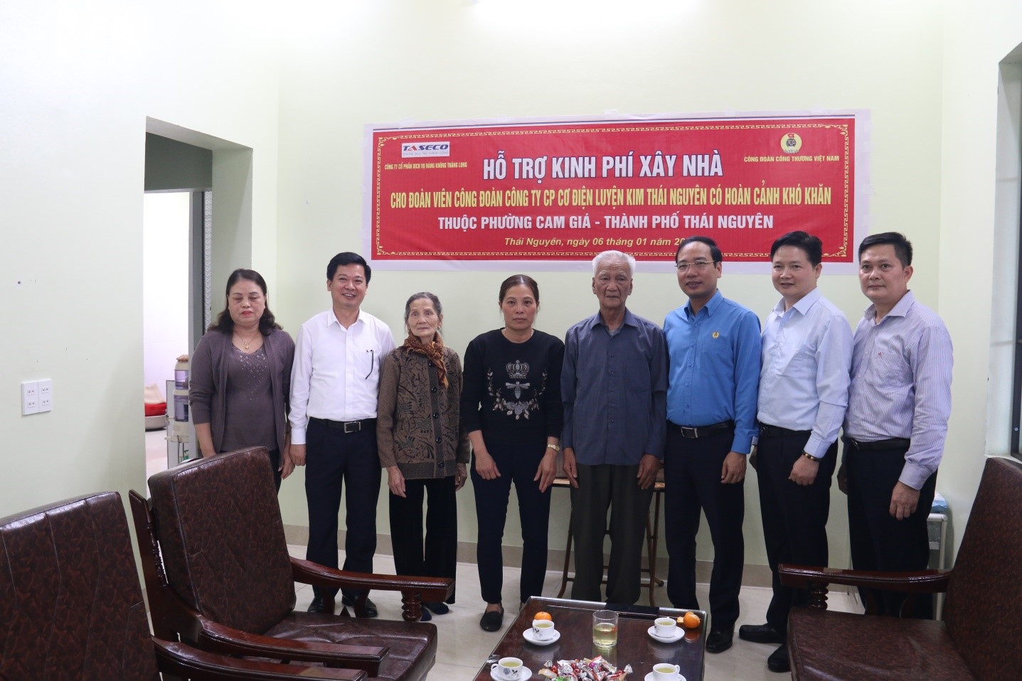 The family of union members of Thai Nguyen Metallurgical Electromechanical Joint Stock Company received donations from organizations to rebuild their house.