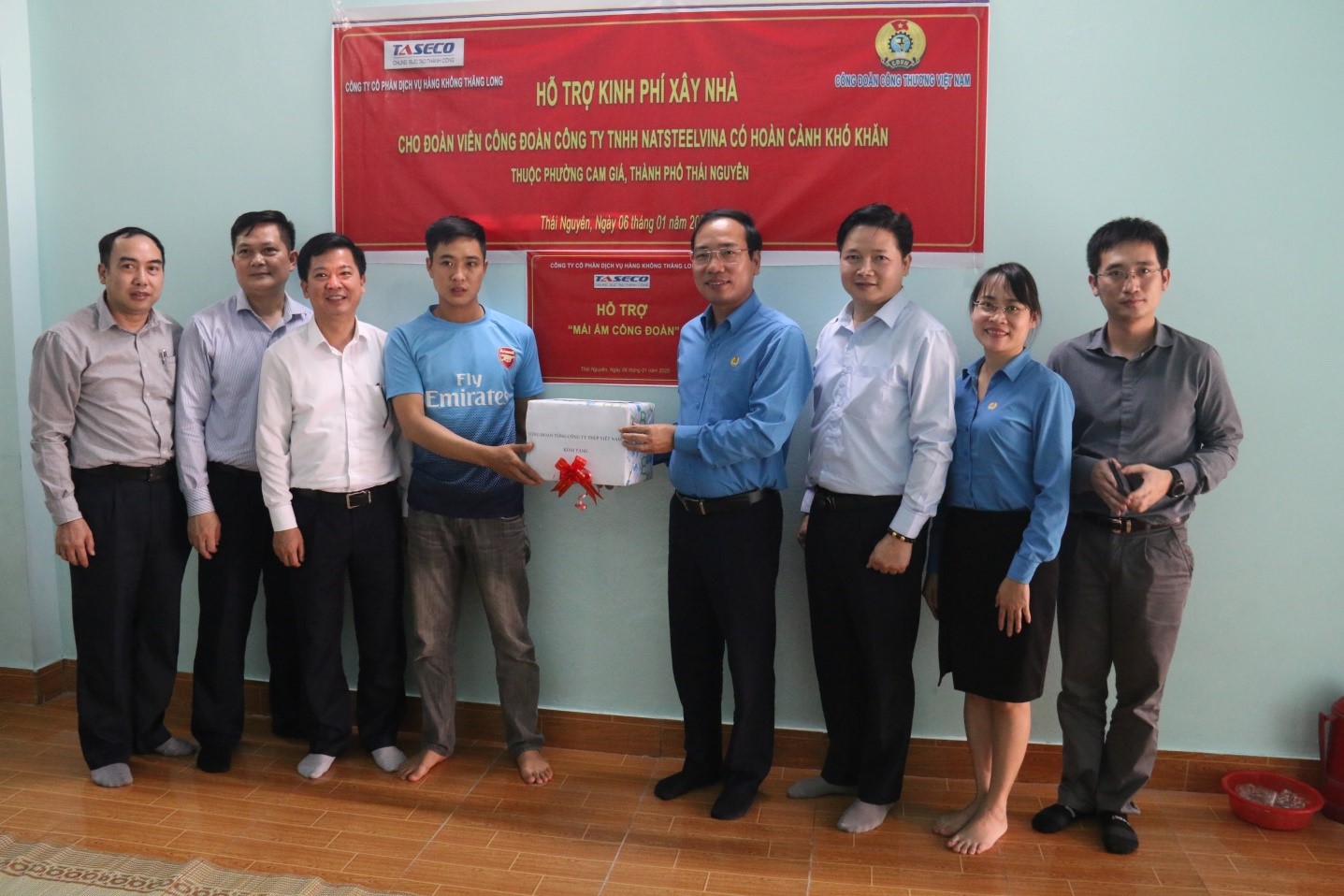 Representatives of Taseco Company's leaders and Vietnam Industry and Trade Union presented gifts to union members of NATSTEELVINA Company Limited.