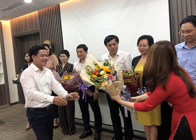 Mr. Dao Tien Duong - Deputy General Director of Taseco presented flowers to congratulate members of the Board of Directors and Supervisory Board of ICON4 for the 2020 - 2025 term.