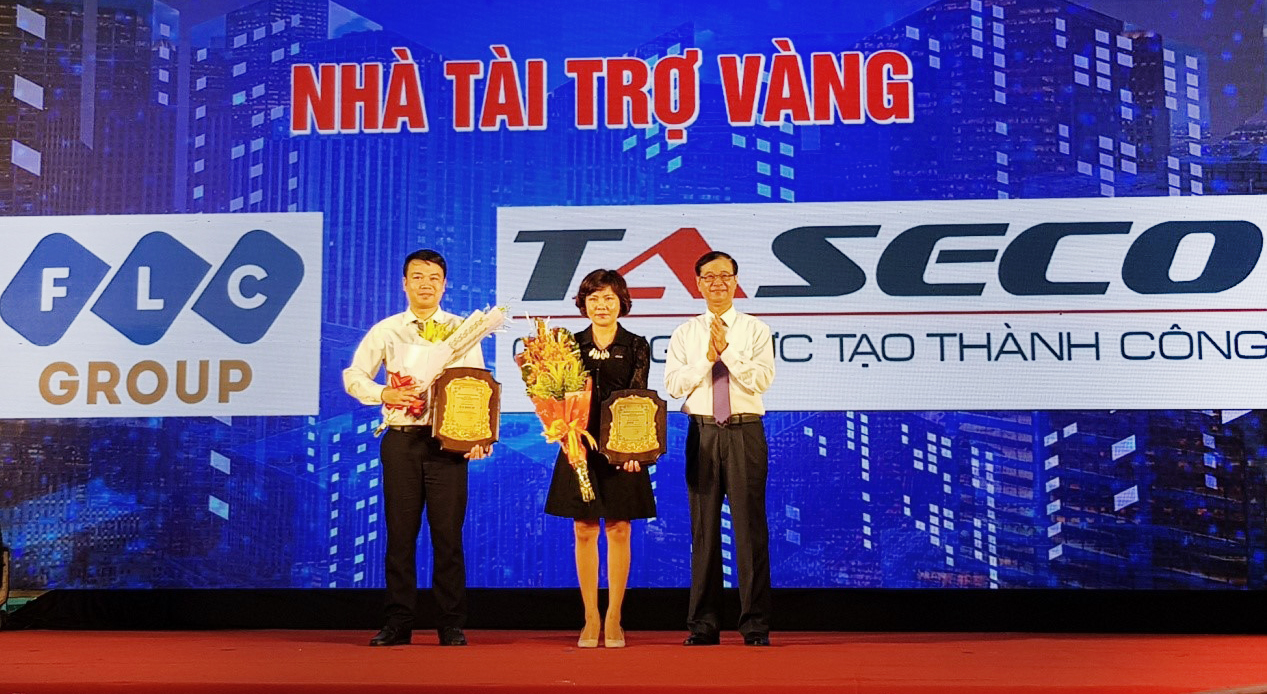 The Organizing Committee awarded the Gold Sponsor Certificate to the Representative of Taseco Company. 