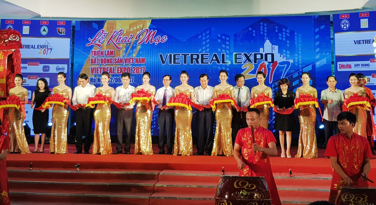 Representatives of Taseco's Board of Directors attended the exhibition opening ceremony.