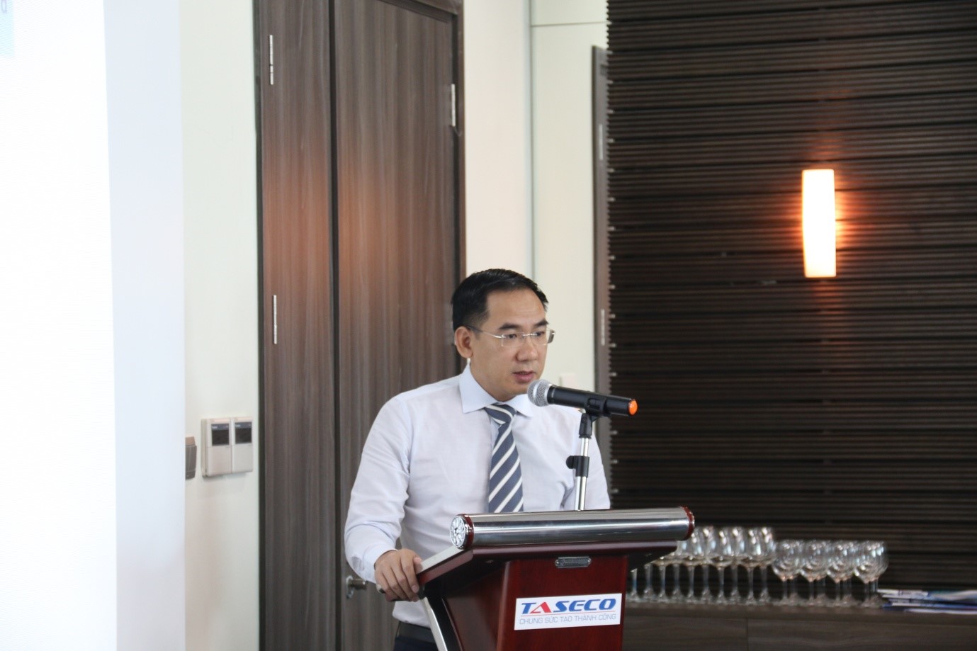 Mr. Nguyen Minh Hai - General Director of Taseco - presented the Report at the Congress