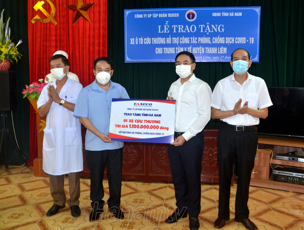 Representatives of TASECO Group Joint Stock Company handed over the ambulance to Thanh Liem District Medical Center for immediate operation, to best serve the work of preventing and fighting the Covid-19 epidemic.