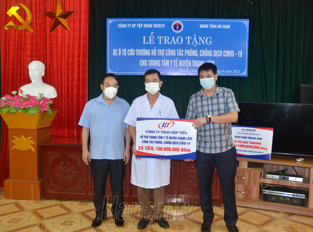 Representative of Hop Tien Company Limited supports funding for Covid-19 prevention and control work for Thanh Liem District Medical Center