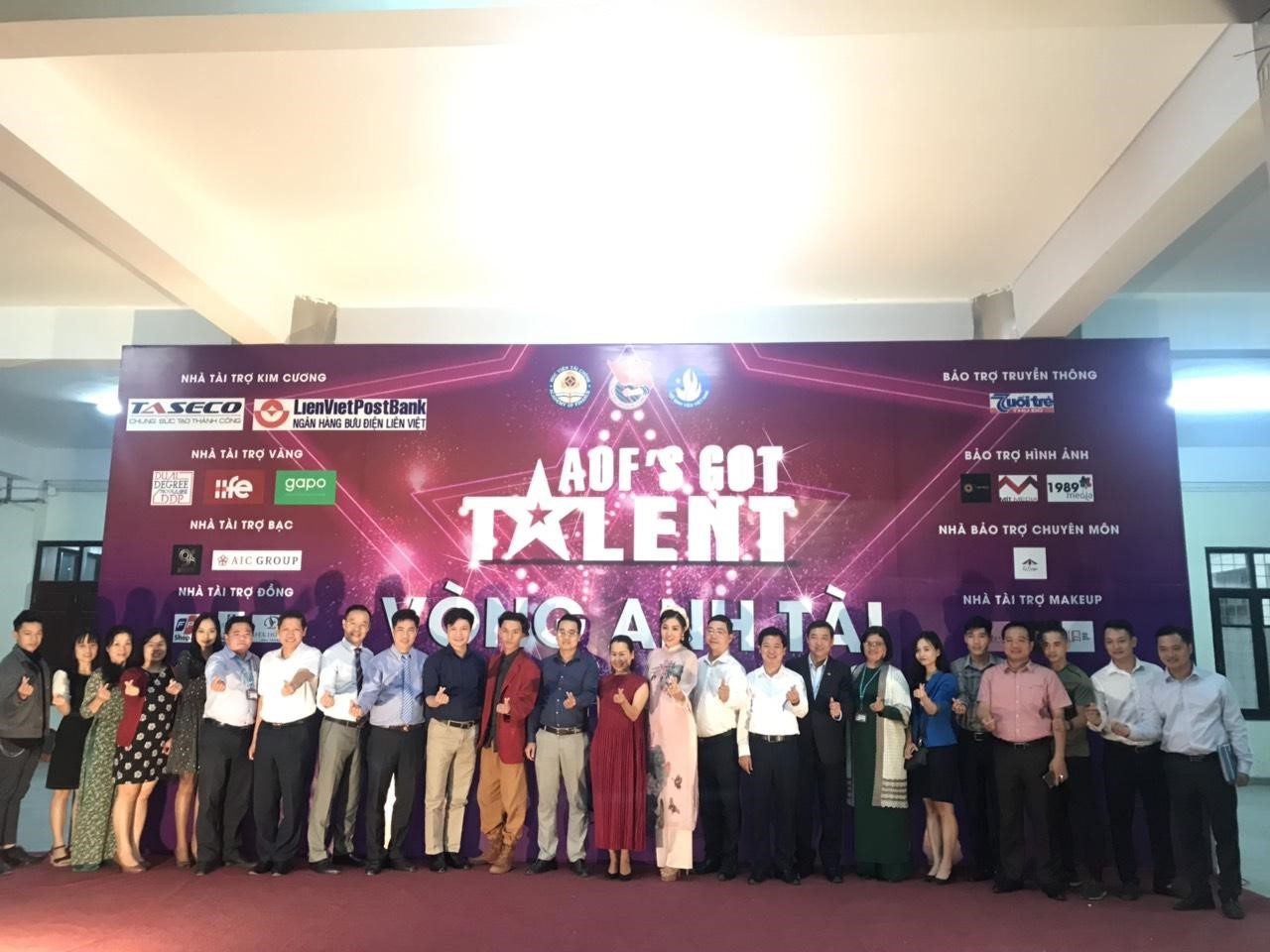 The organizers and sponsors took souvenir photos with the program.