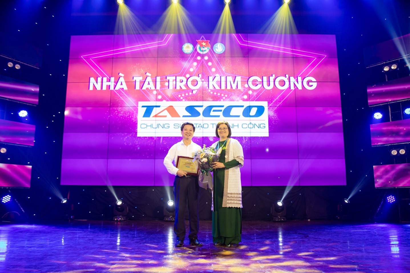 Mr. Pham Duc Long - Deputy General Director of Taseco Company, representative receiving the commemorative medal from the Organizing Committee