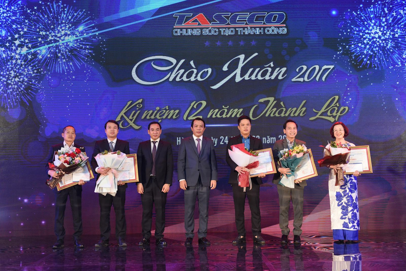 Chairman of the Board of Directors Pham Ngoc Thanh and General Director Nguyen Minh Hai awarded certificates of merit to units with outstanding business achievements.