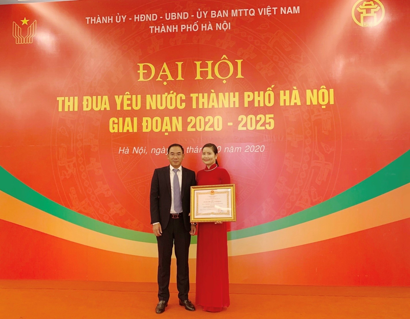 Mr. Nguyen Minh Hai - General Director of the Company and Ms. Nguyen Dieu Linh - Deputy Chief of Office of the Company, attended and received the Third Class Labor Medal.