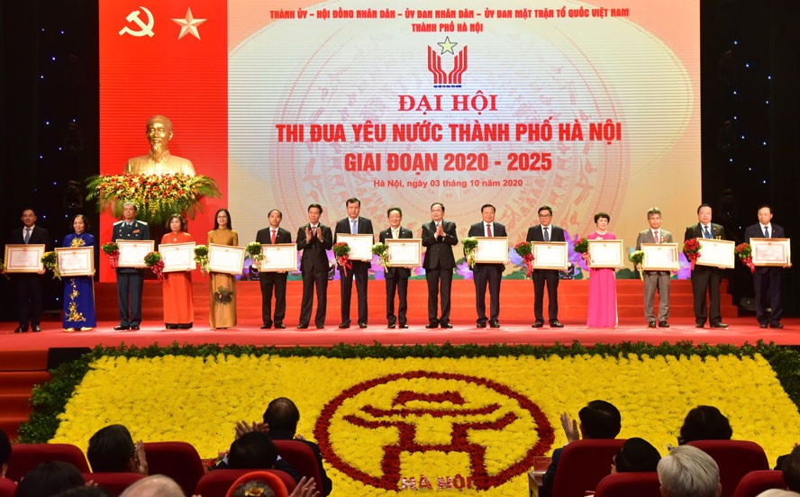 Mr. Nguyen Minh Hai (first, from left) - General Director of Taseco Company, representing Taseco Company to receive the Third Class Labor Medal