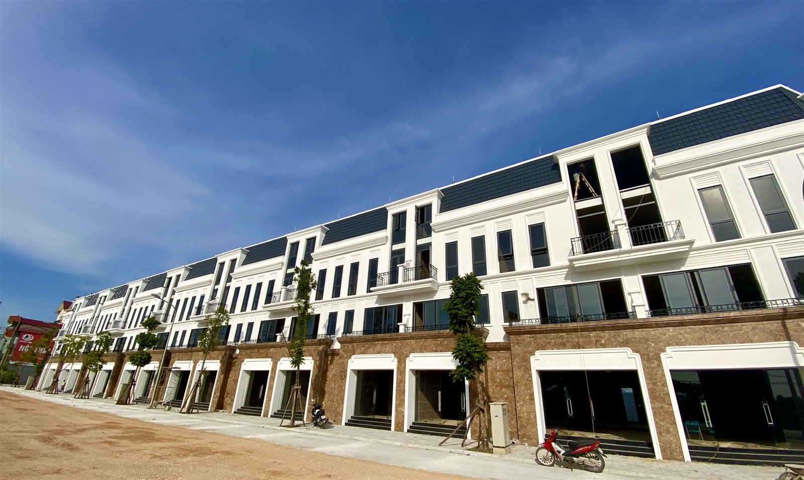 Shophouse series with modern and luxurious design.