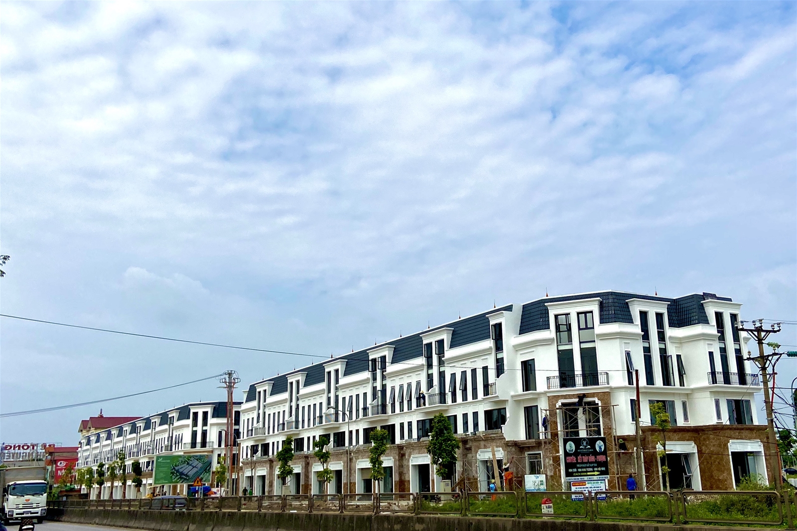 Located right on National Highway 1A, the shophouse row in Green Park Hai Ha urban area is considered the most beautiful project in Thanh Hoa today.