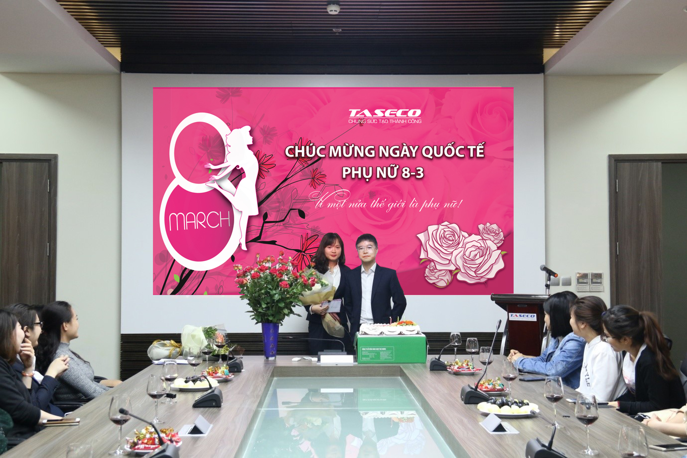 TASECO's female representatives received flowers and congratulatory gifts from the Board of Directors.