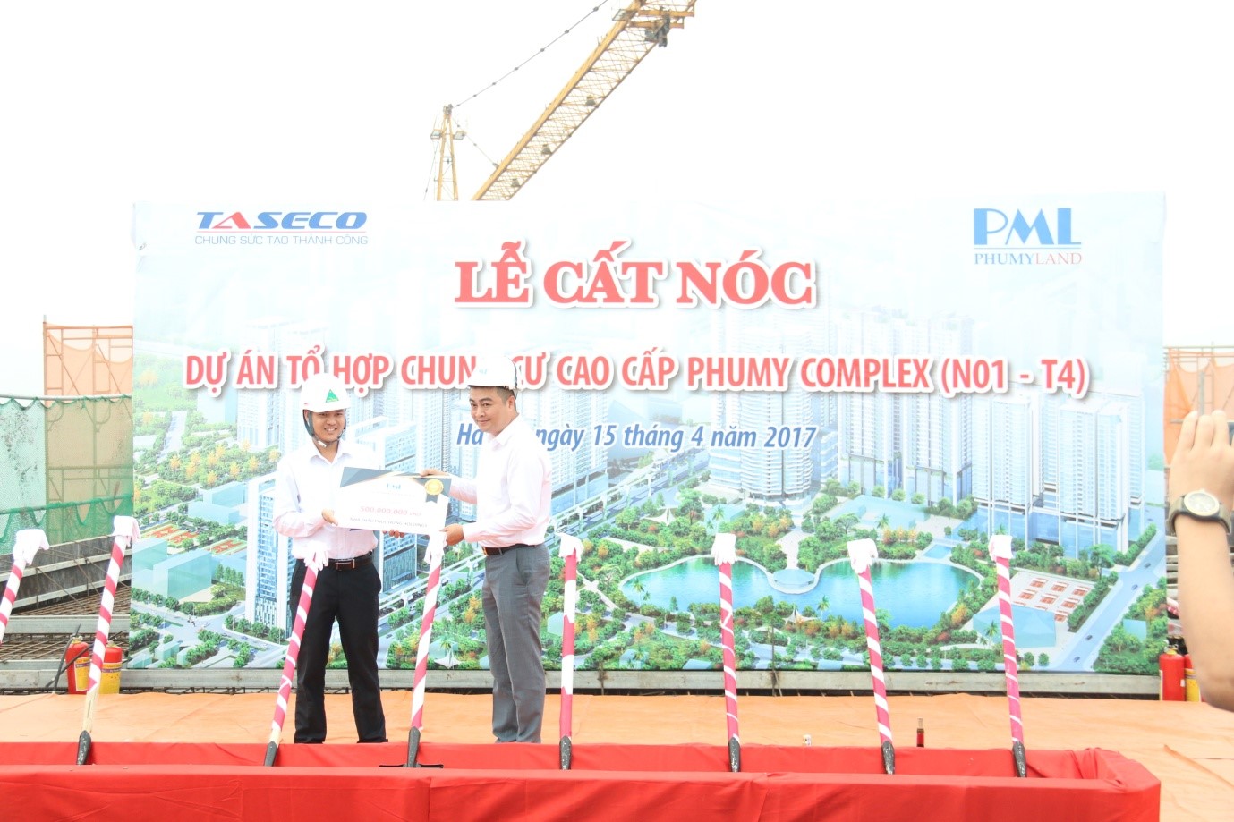 Mr. Do Ngoc Long (Right) - Chairman of the Board of Directors of PHUMY Land - presents gifts to the Representative of Phuc Hung Construction Joint Stock Company