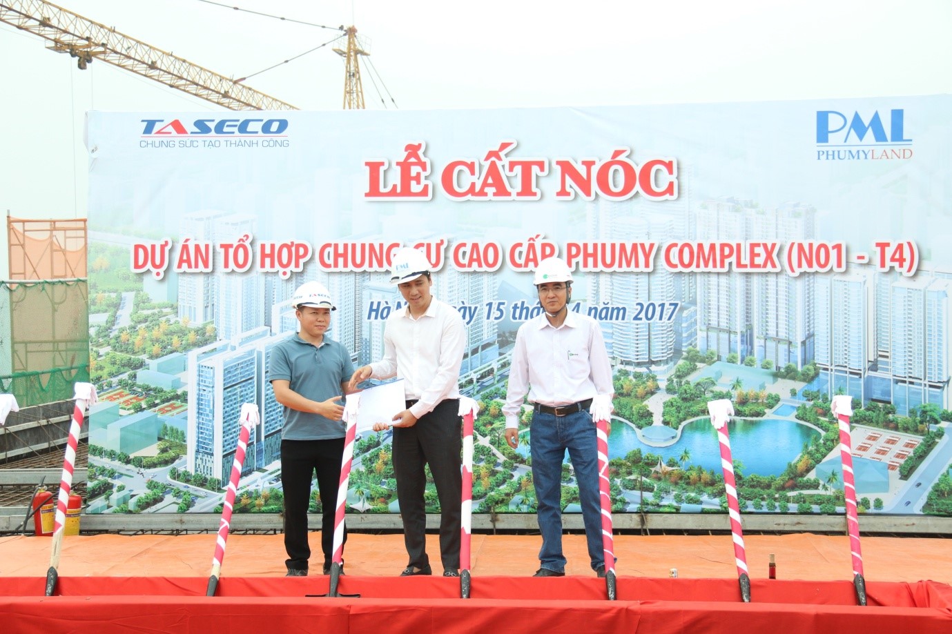 Mr. Do Viet Thanh (standing in the middle) - General Director of PHUMY Land - presents gifts to the Representative of Phu My Complex Project Management Board (left) and the Representative of Apave Supervision Consultant Unit (right)
