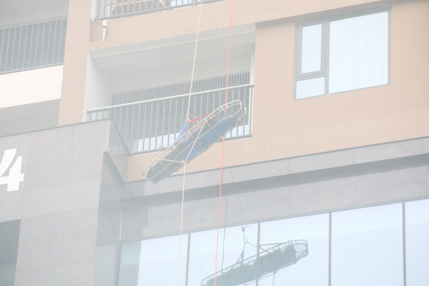 The victim on the 7th floor was moved down to the 1st floor by stretcher outside the building.
