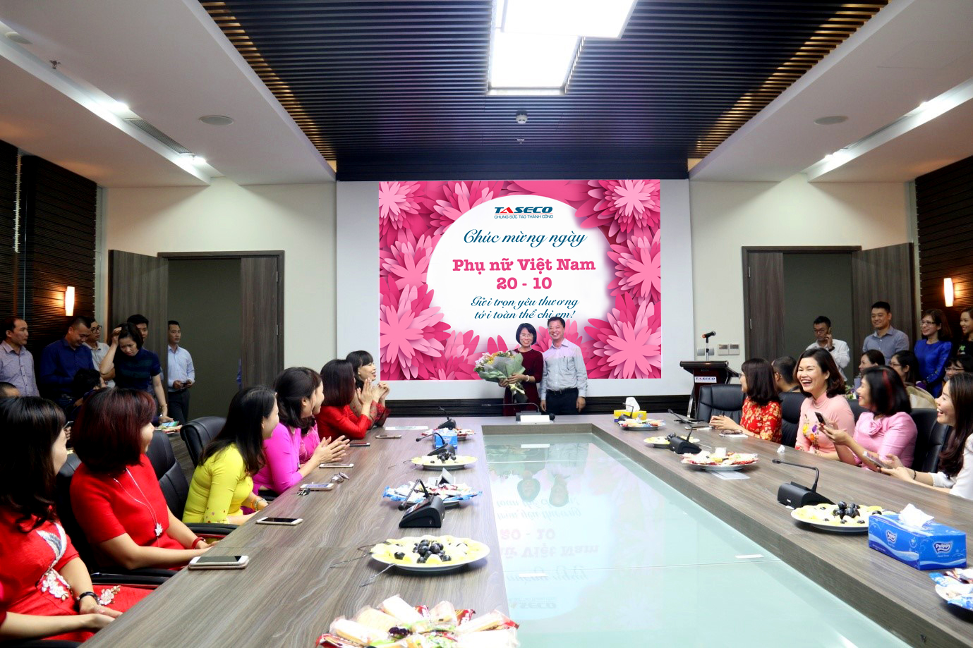 Ms. Tran Thi Loan - Chief Accountant of TASECO - on behalf of TASECO women received a bouquet of fresh flowers to congratulate on October 20th
