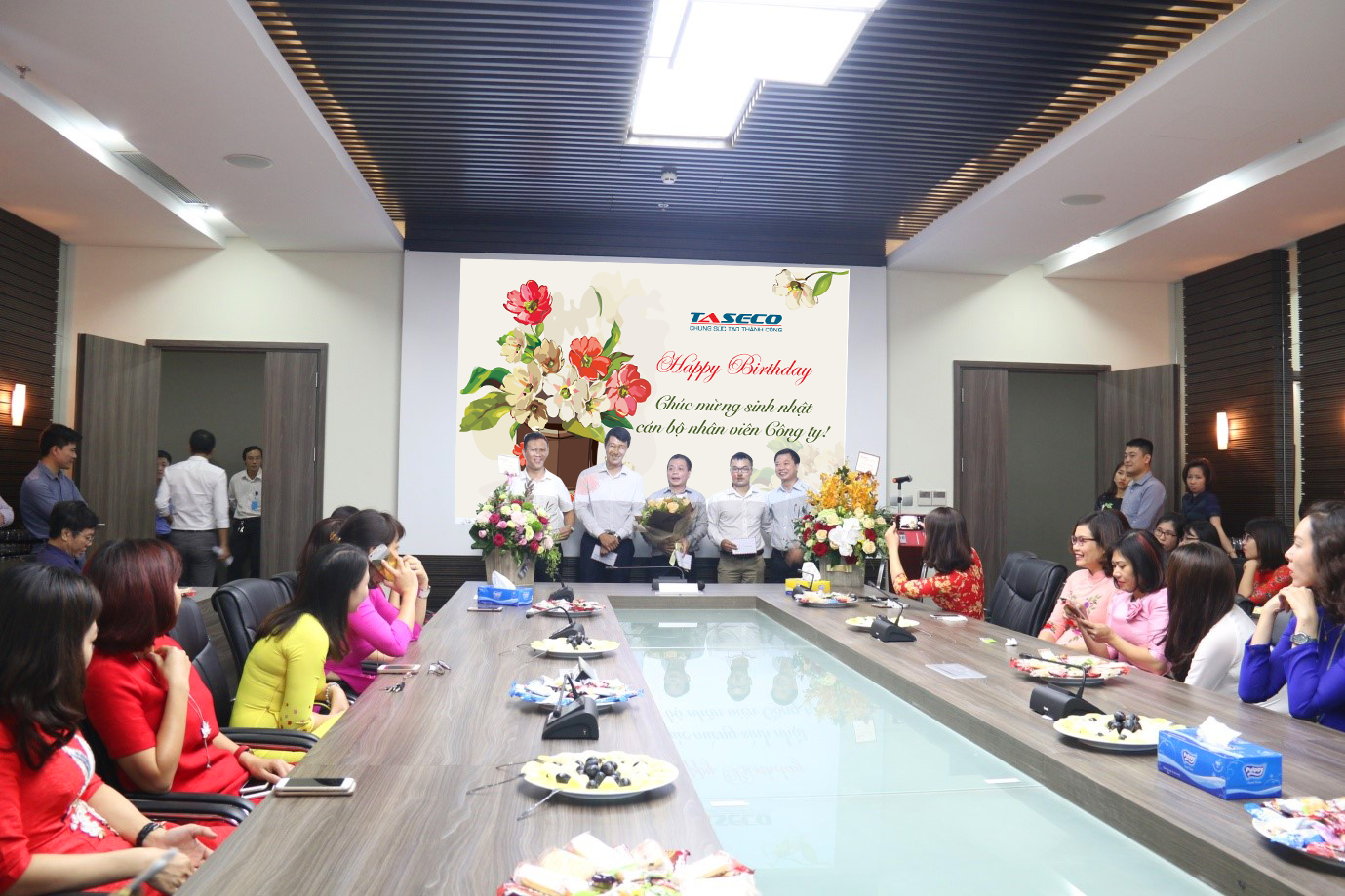 Representatives of employees with birthdays in July, August, September, and October received flowers and gifts from the Organizing Committee.