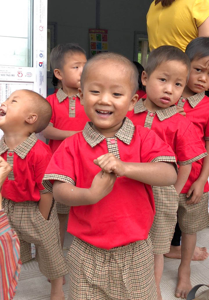 La Hu ethnic children are dressed in new clothes, with bright smiles on their lips.