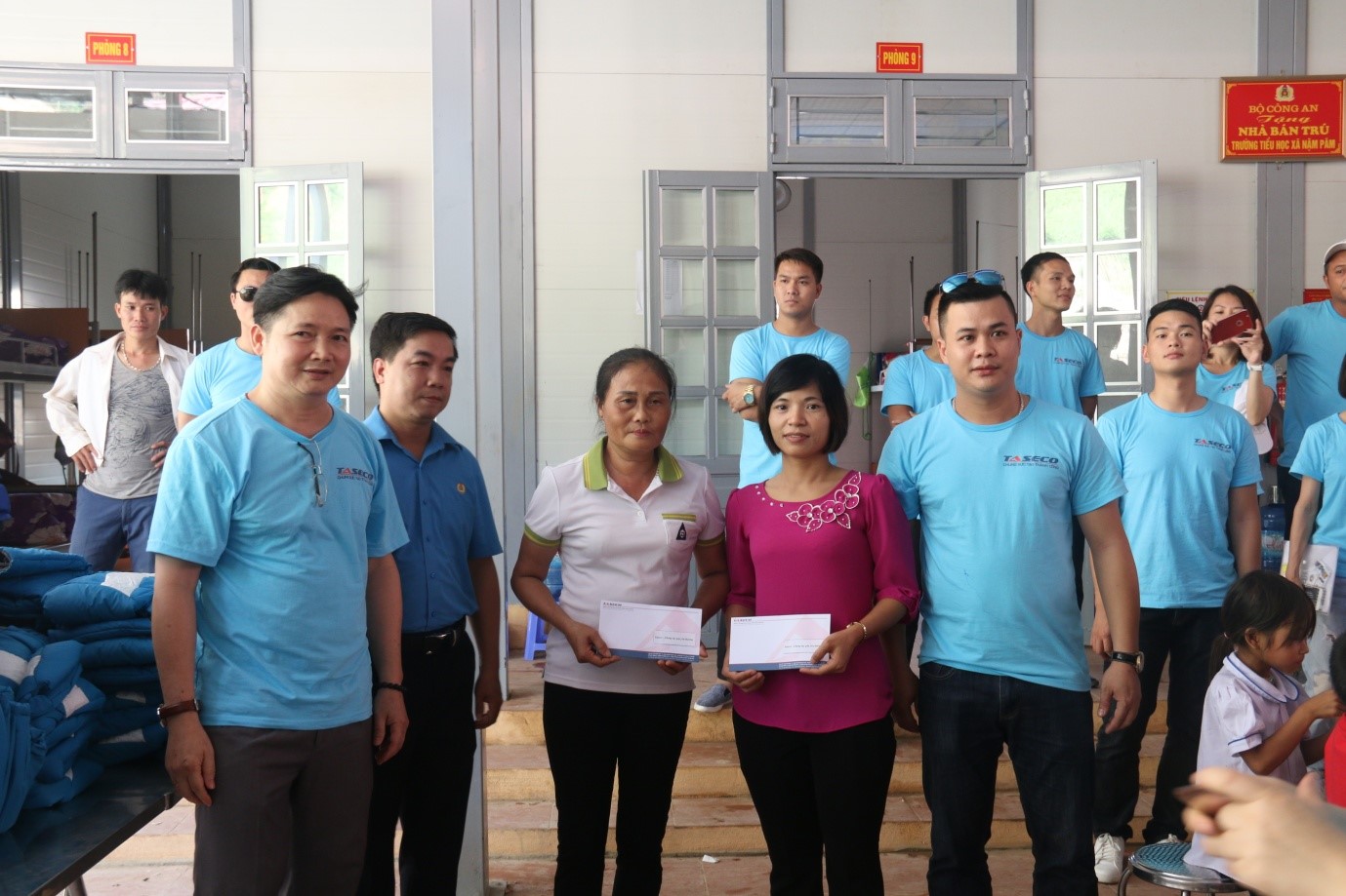 Mr. Nguyen Quang Huy (left) - Representative of TASECO company presented gifts to the management staff of the Boarding House of Nam Pam Primary School