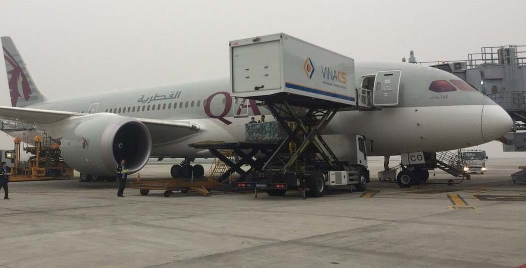 VINACS catering forklifts approached and served flight QR969 - the first direct flight Hanoi - Doha landed at Noi Bai International Airport.