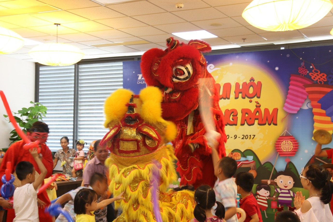 Two mischievous lions made the whole hall 